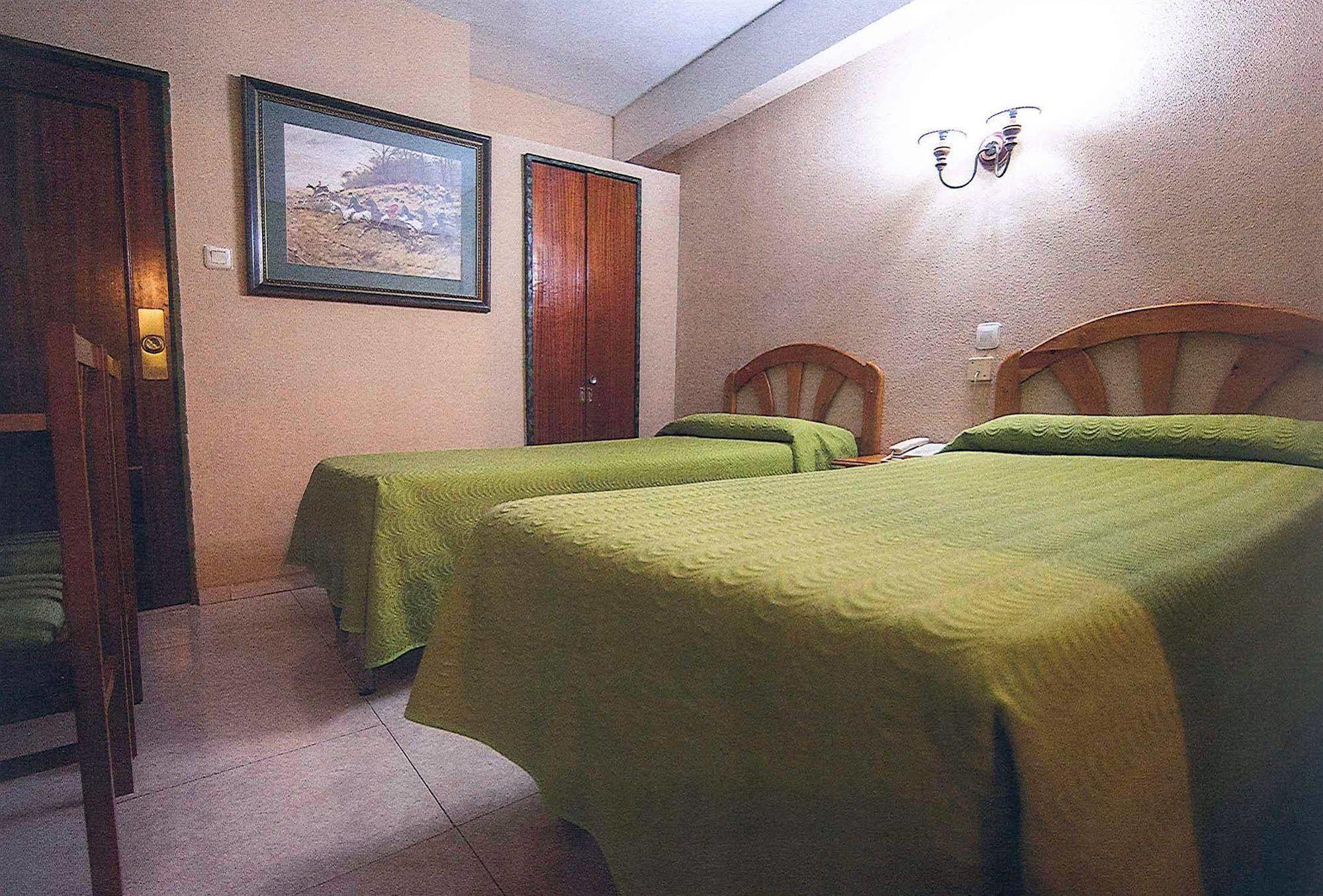 Hostal La Rosa Caceres Luaran gambar